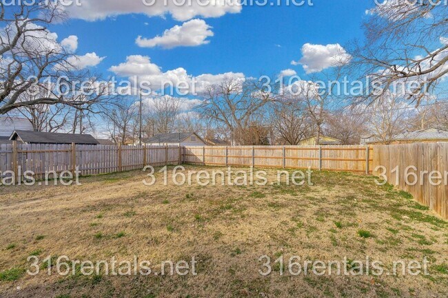 Building Photo - $850 - 1 bed 1 bath - Beautiful newly renovated Multi-family home located in Delano