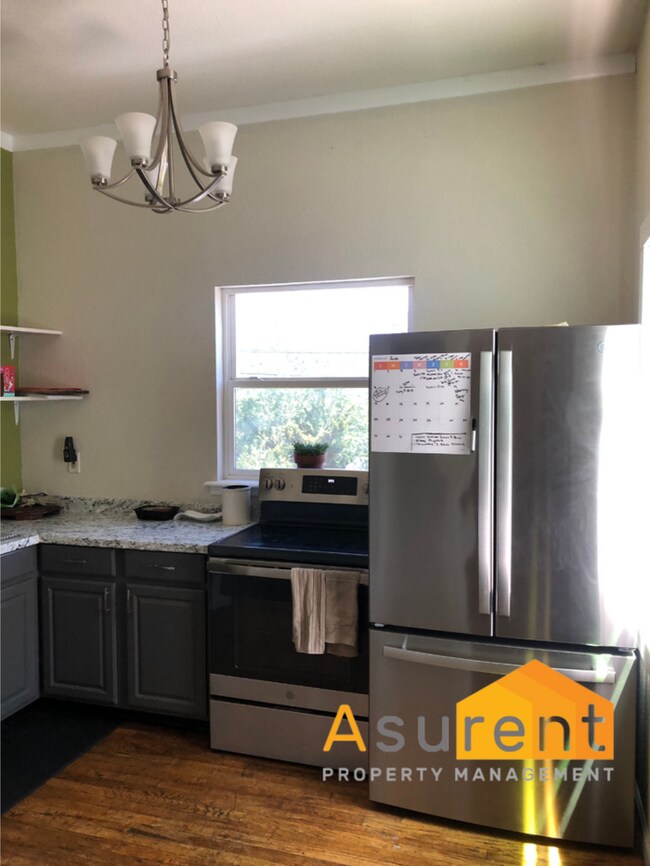 Building Photo - 2 bedroom 1.5 Bathroom with washer and Dry...