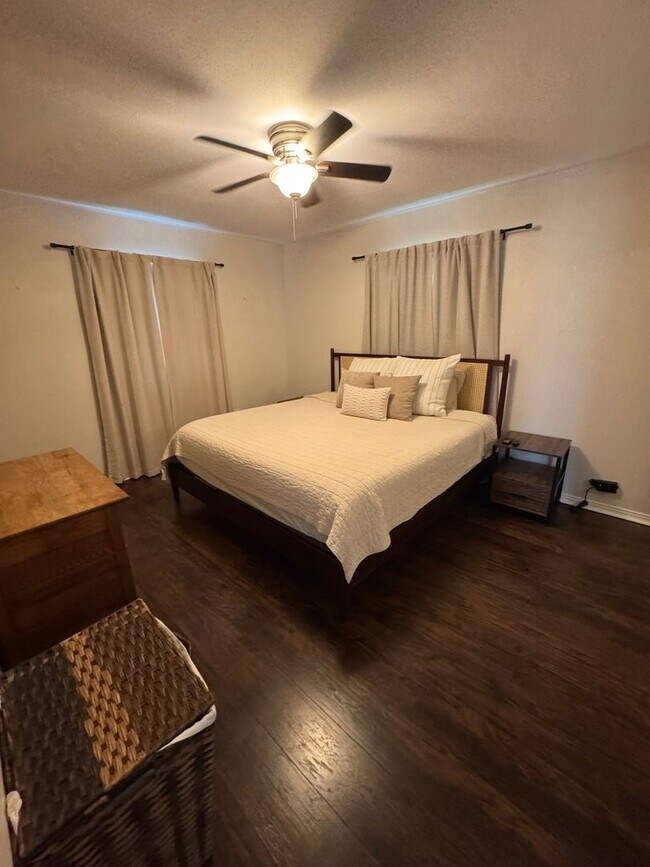 Building Photo - Charming Home, Fenced Backyard, Near Downtown