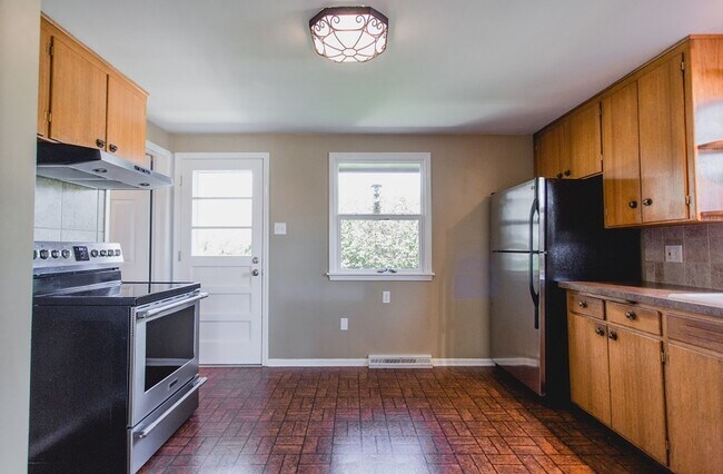Building Photo - New Finishes in this Home on a Large Lot with Covered Parking and AIR CONDITIONING! MOVE IN READY!