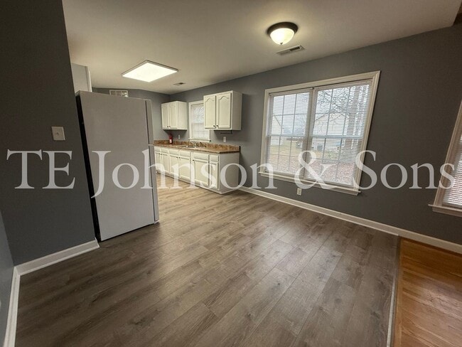 Building Photo - Charming 3 Bedroom Home with Modern Finishes on Dellwood