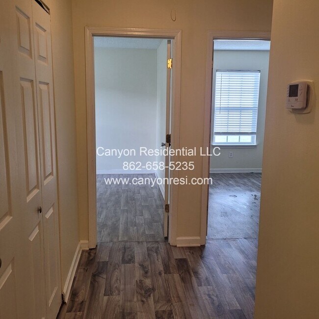 Building Photo - 461 Bedford Knoll Dr