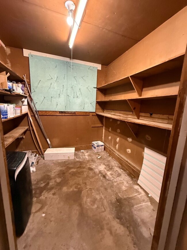 Building Photo - 3-bed/2-bath with two living spaces!