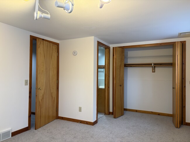 Building Photo - 6526 Bettys Ln