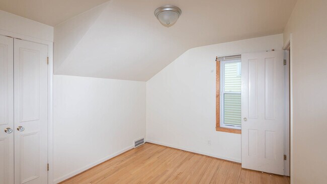 Building Photo - 903 Sylvan Ave
