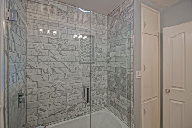 Building Photo - BEAUTIFULLY REMODELED, BRIGHT & AIRY HILLS...