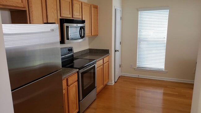 Building Photo - One level townhouse, no stairs, convenient to Lewisville/Clemmons