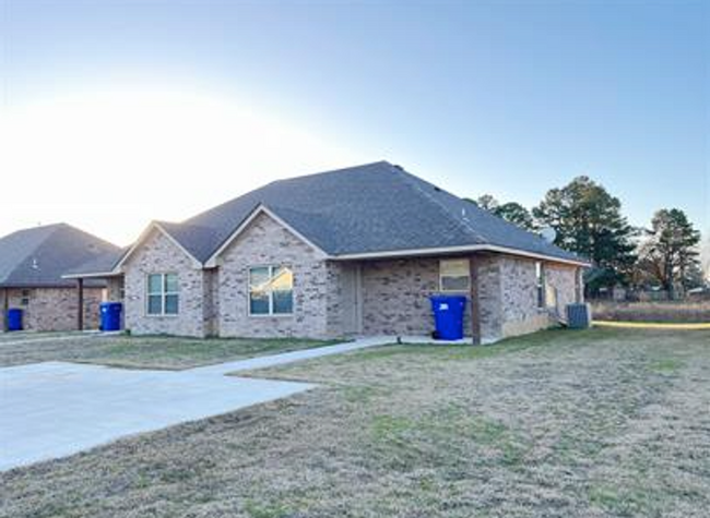 Building Photo - Granite countetop/Mins to Hwy 70/Paved Road