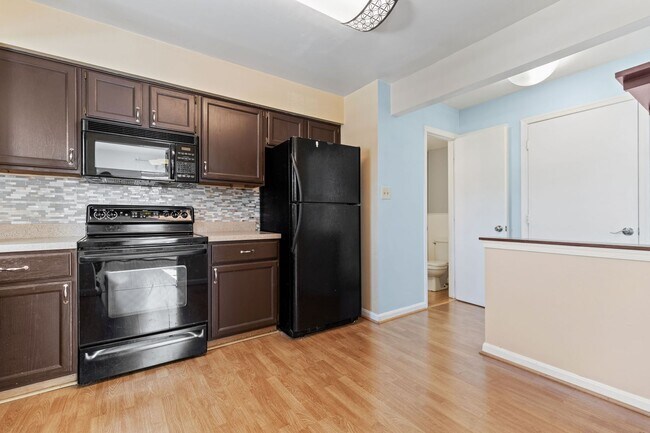 Building Photo - Beautifully maintained END UNIT townhouse in Robin meadows ready for you now!