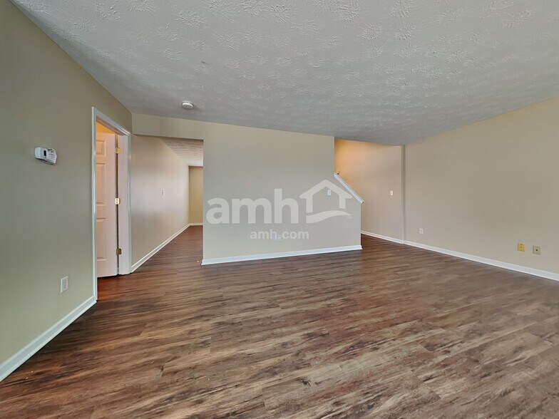 Building Photo - 32 Ascot Glen Dr