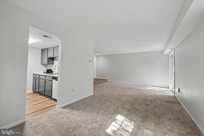 Building Photo - 678 Newbridge Ct