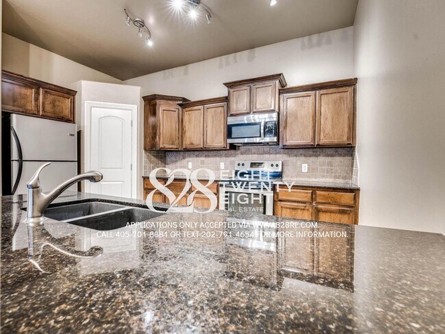 Building Photo - NEW TO THE MARKET!  Spacious 4 Bed/2 Bath Near very Close to Campus!!