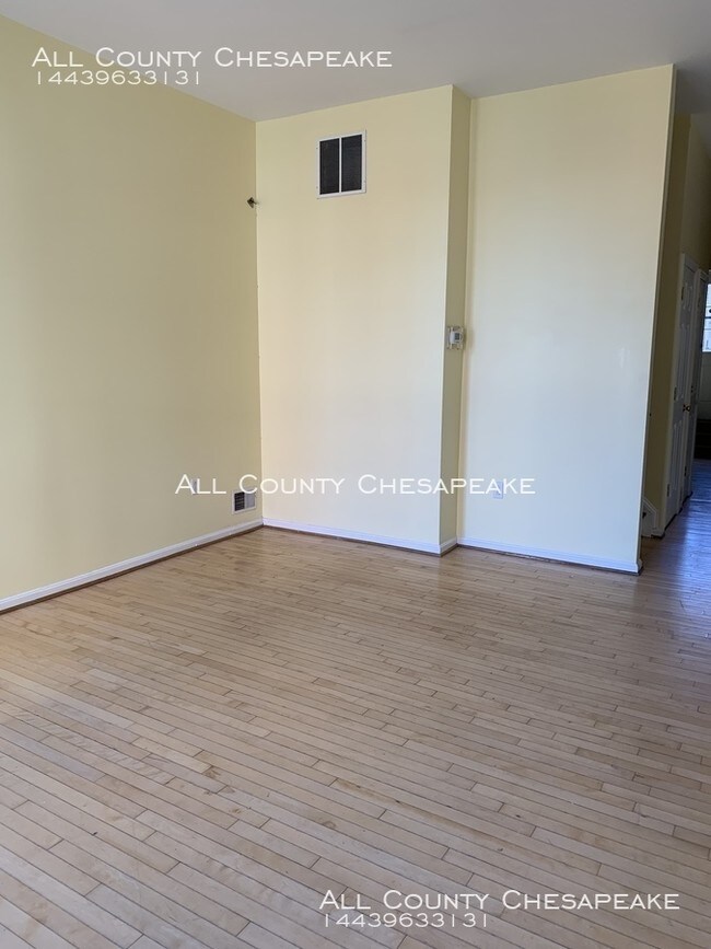 Building Photo - Beautiful Townhouse