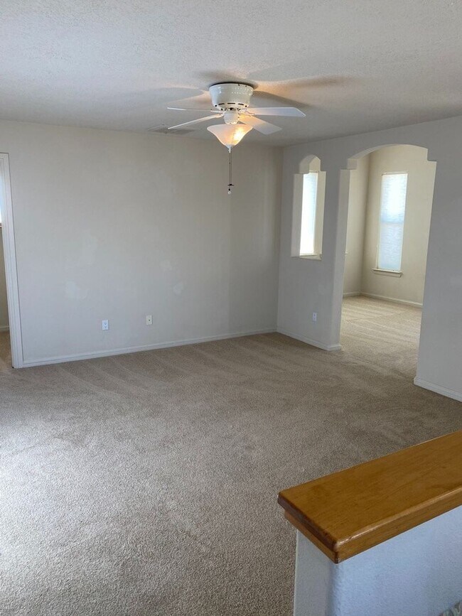 Building Photo - Beautiful 4 bedroom 3.75 bath in gated com...