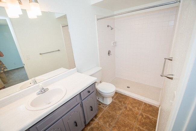 Building Photo - Charming Property Features 3 Bedrooms, 2 B...