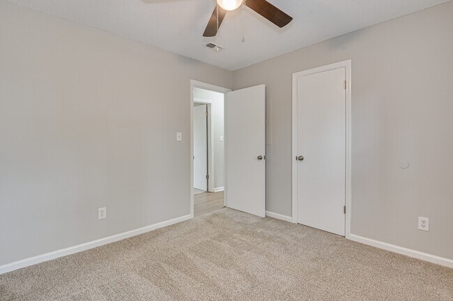 Building Photo - 208 Foxdale Dr