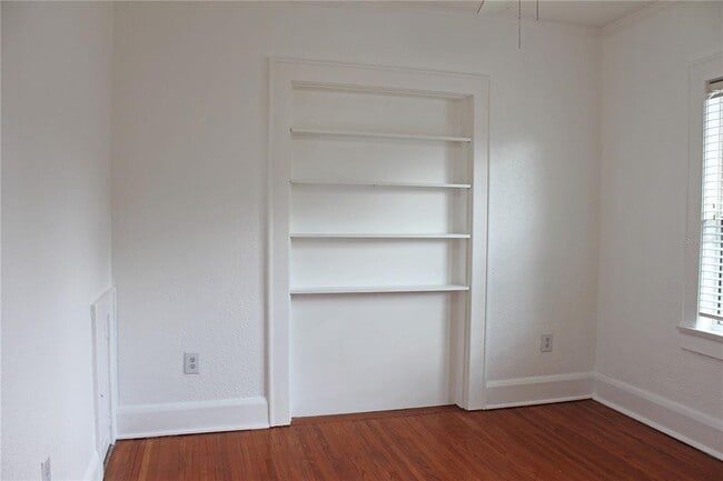 Building Photo - 1718 E Elm Rd