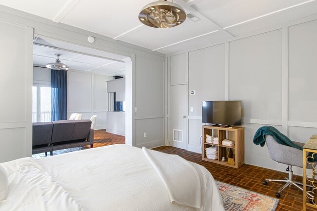 Building Photo - Rent Special! See Description! Spacious Ho...