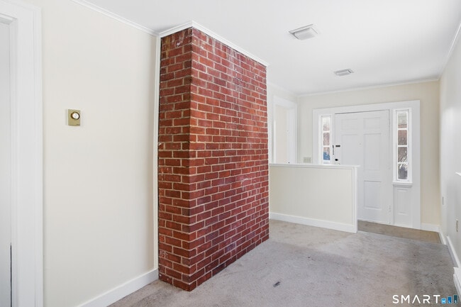 Building Photo - 815 E Main St