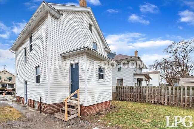 Building Photo - 927 Alvison Rd