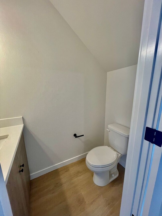 Building Photo - Live in Style! 2BD/2.5B High-End Townhouse...