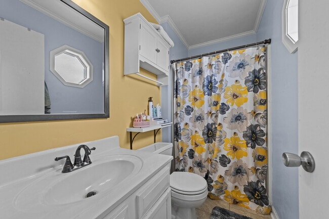 Building Photo - 5845 Glen View Dr