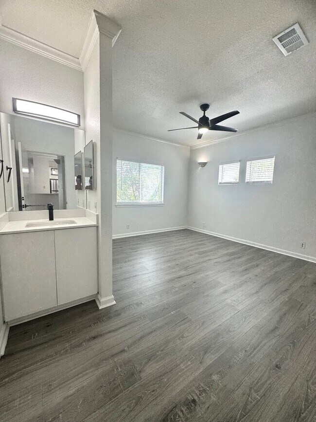 Building Photo - Remodeled 6 Bedroom in North Campus off Sp...