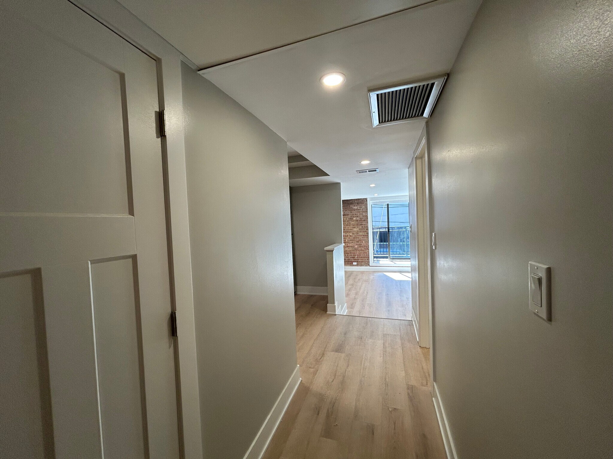 Building Photo - 1214 N La Salle Dr