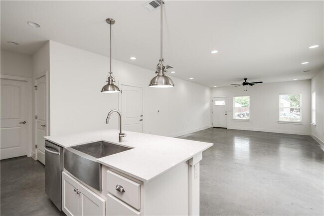 Building Photo - 3014 E 14th 1/2 St