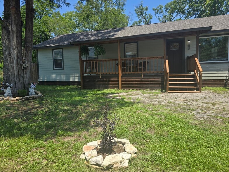Huge front patio - 804 Avenue E