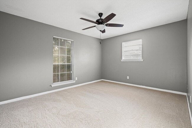 Building Photo - JUST LISTED!