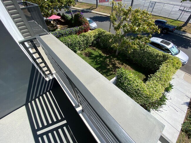 Building Photo - NEWER  4BED 3 BATH FRONT TOWNHOME*HWFLS*BALCONY*W/D IN  UNIT* CENTRAL AIR/HEAT* *STAINLESS  APPLI...