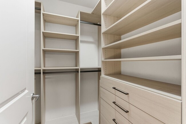 Building Photo - $500 Credit towards first month's rent if leased by April 1st. 9th Floor of Encore Building Downt...