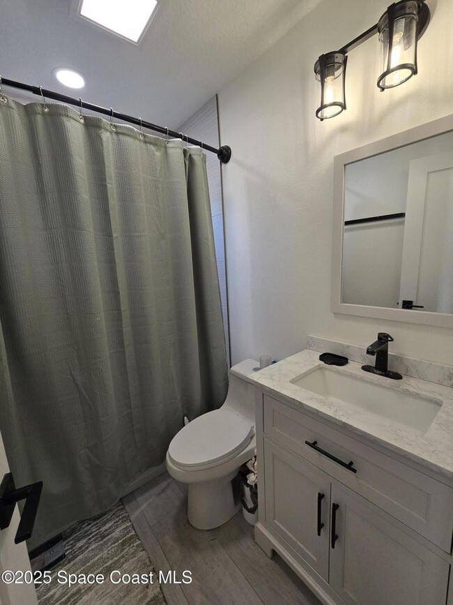 Building Photo - 2417 Colonial Dr