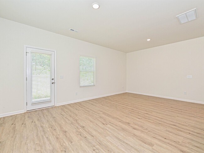 Building Photo - 1725 E Cloaninger Ave