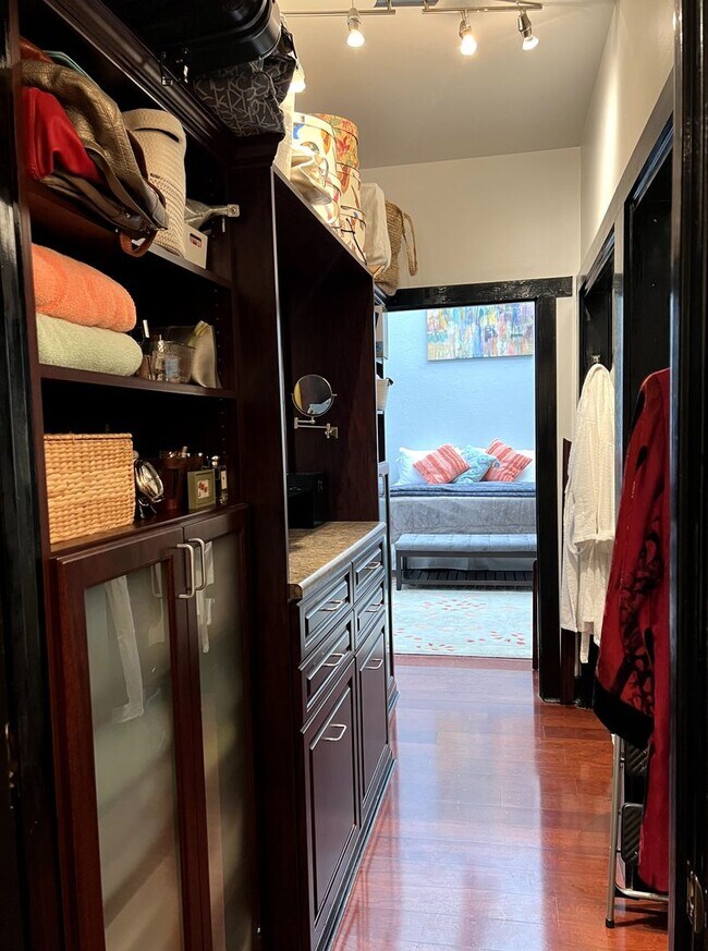 Building Photo - One-of-a-Kind 2BR Condo in Downtown Raleig...