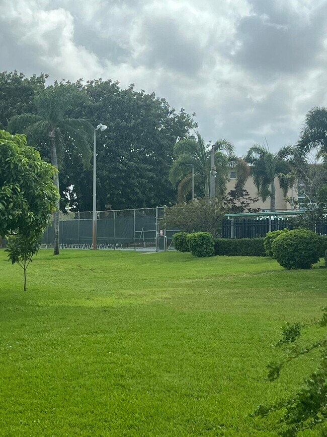 Building Photo - 2615 NE 3rd Ct