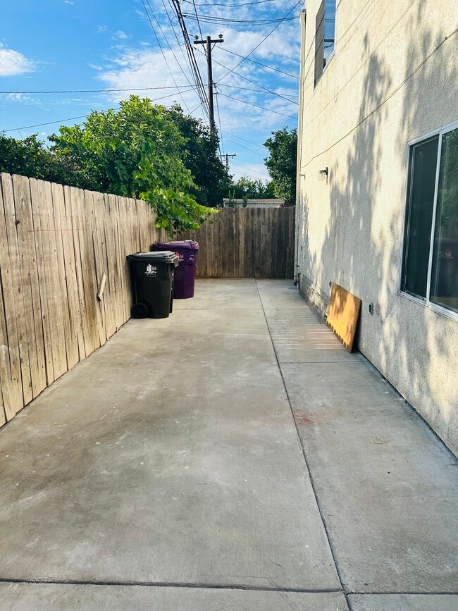 Building Photo - 5847 Gaviota Ave