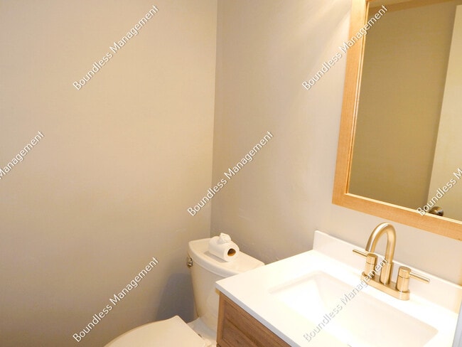 Building Photo - 2170 Wells Dr SE