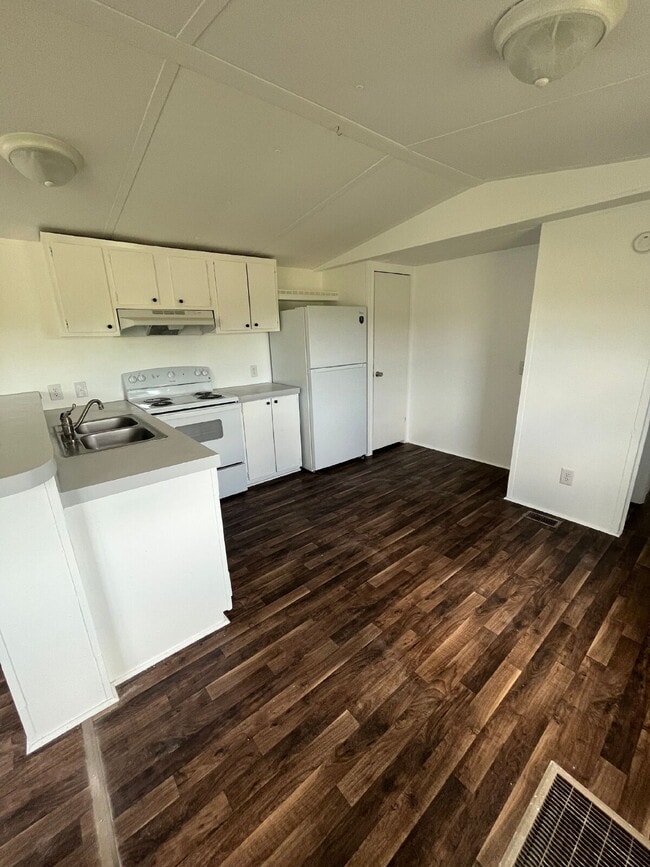 Building Photo - 2 BR, 2 BA single-wide in Pikeville *LAWN CARE INCLUDED*