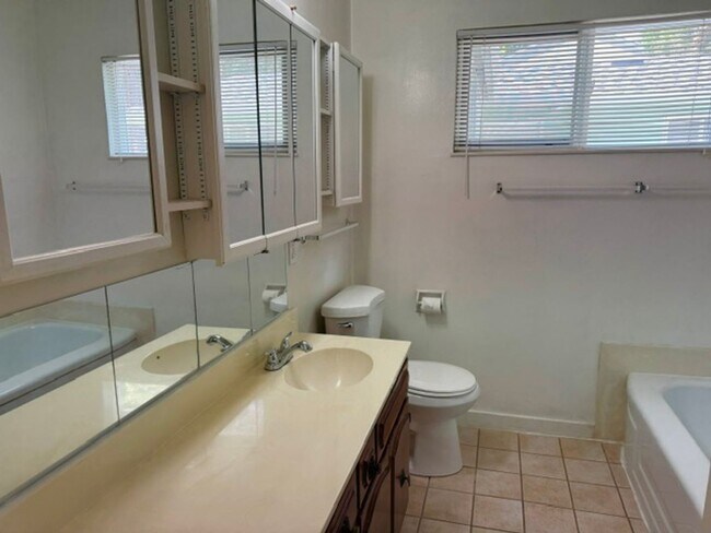 Building Photo - Charming single level 3 bedroom 2 bath Lafayette home now available for move in!