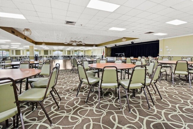 Building Photo - 3059 Ainslie Dr