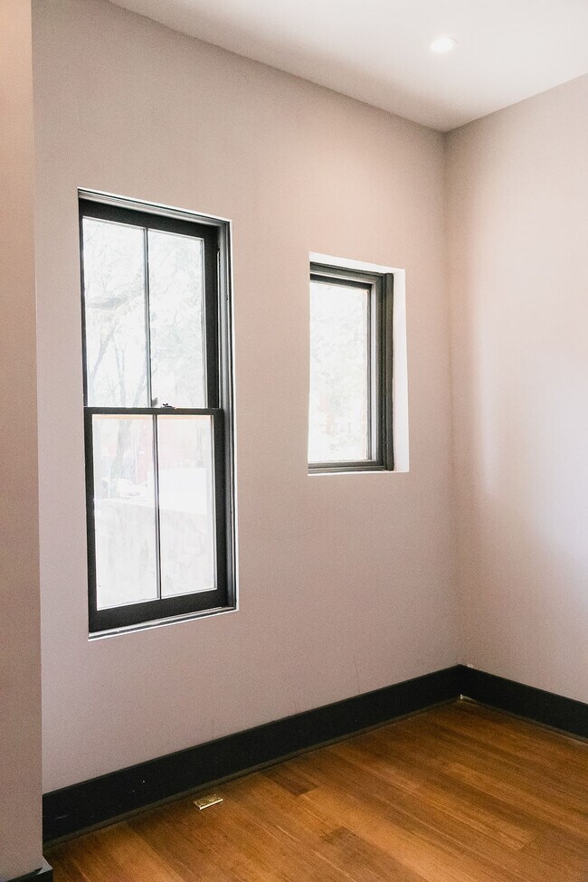 Building Photo - 207 W McMicken Ave