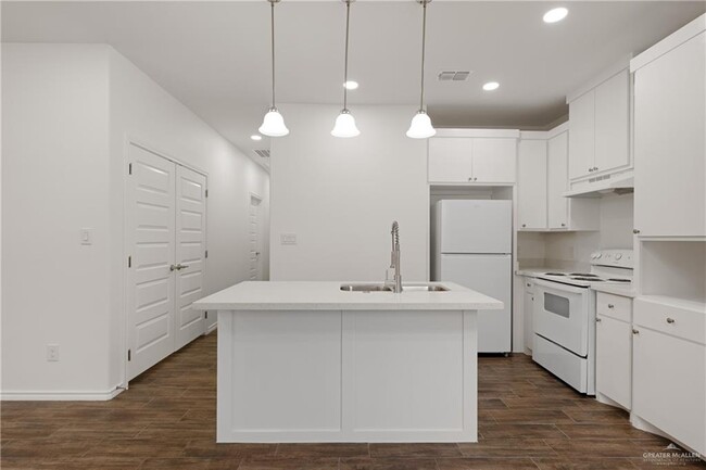 Building Photo - 2323 N Vly Cir