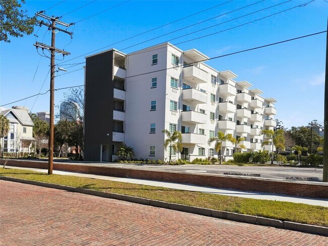 Building Photo - 406 S Cedar Ave