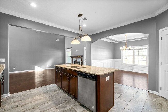 Building Photo - Pet Friendly Four Bedroom with Bonus!
