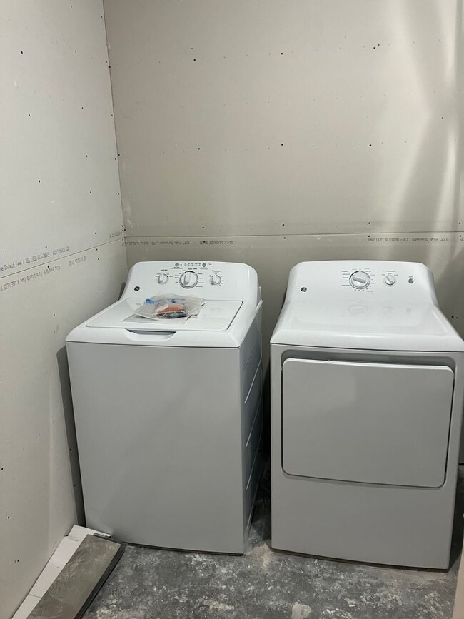 Building Photo - 4 Bed  3 Bath Twin Home