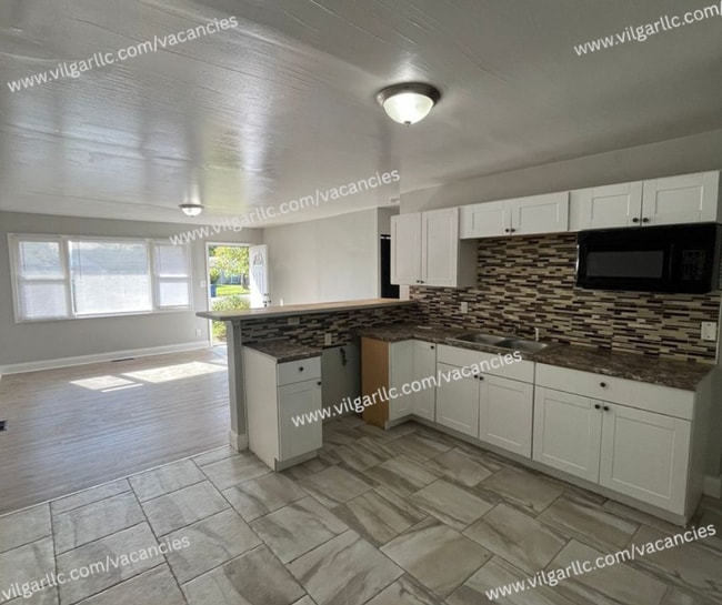 Building Photo - 3 spacious bedrooms, 1 updated bathroom ho...