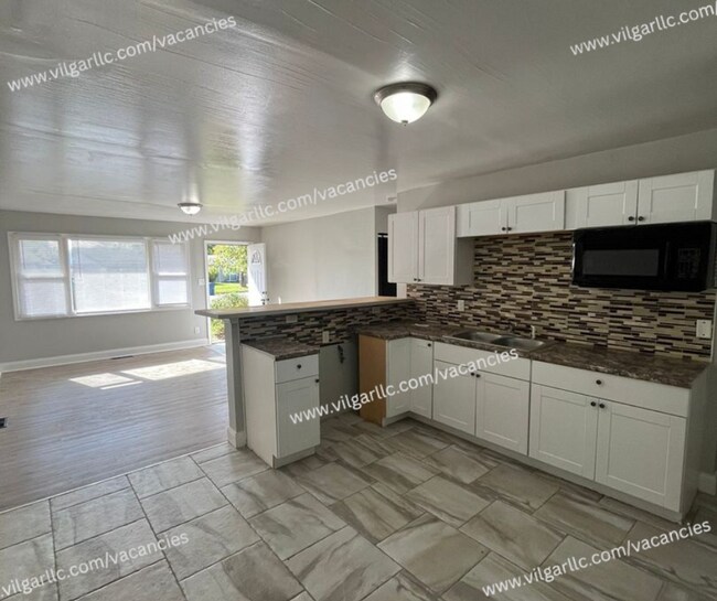 Building Photo - 3 spacious bedrooms, 1 updated bathroom home in Gary, IN