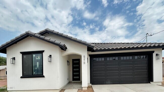 Primary Photo - 6216 W Sierra Vista Dr